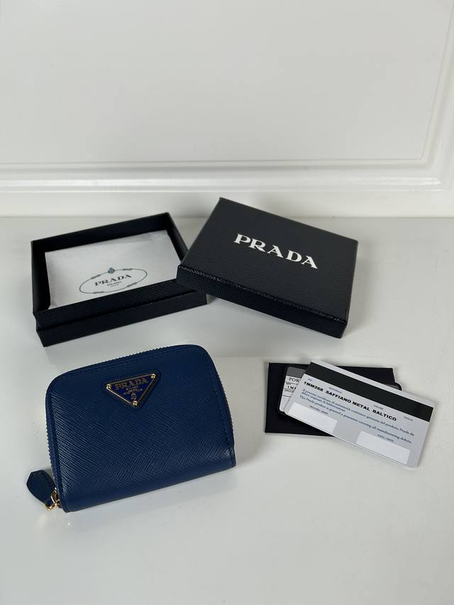 P家十字纹男女通用卡夹，型号1Mm268,经典实用的拉链设计，内里为褶裥式卡位，方便分类收纳，夏天单独搭配手机出门或者放在小包里再合适不过，尺寸10*8Cm，原