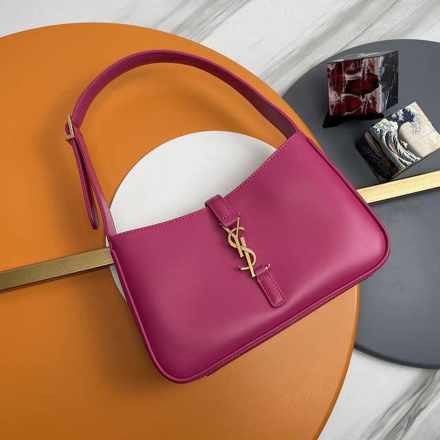 玫红&腋下包 原单 平纹牛皮_ 春夏新款腋下包Le5A7 Bag 强推今年的宝藏包包之一！极简外形+金属Logo 扣开合设计 可调节肩带 简洁唯美且高级感 包身