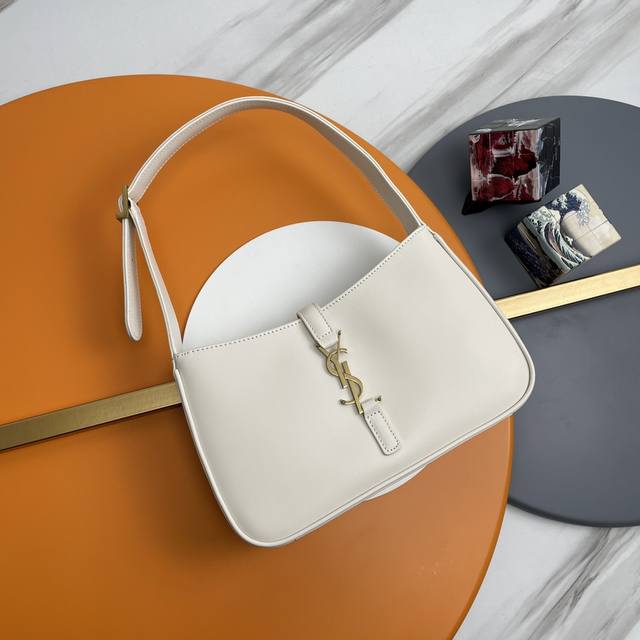 白色&腋下包 原单 平纹牛皮_ 春夏新款腋下包Le5A7 Bag 强推今年的宝藏包包之一！极简外形+金属Logo 扣开合设计 可调节肩带 简洁唯美且高级感 包身