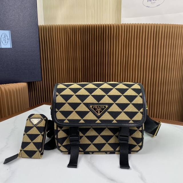 顶级原单 新款刺绣织物邮差包2Vd034这款刺绣邮差包采用进口Saffiano皮革和独特刺绣织物面料几何设计化身为精美的现代主义图案，玩转撞色效果，配有可拆卸可