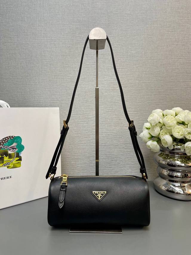 顶级原单 新款腋下包1Bc239小牛皮这款小牛皮手拿包在精致设计中汇集P家经典元素，几何图案廓形简约利落。配以优雅纤细的皮革提手，饰以标志性的三角形图案。容量空