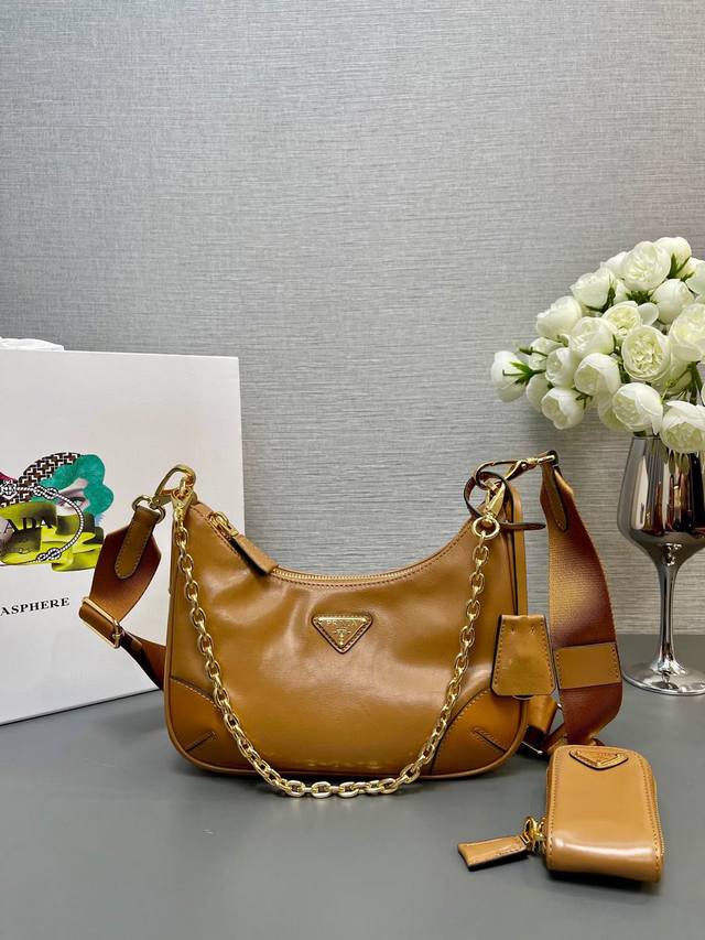 顶级原单 新款油蜡皮 爆款升级版Baokuanqnylon Hobo手拎 腋下包1Bh204原厂油蜡皮可拆卸P家 Re-Edition 2005 Saffian