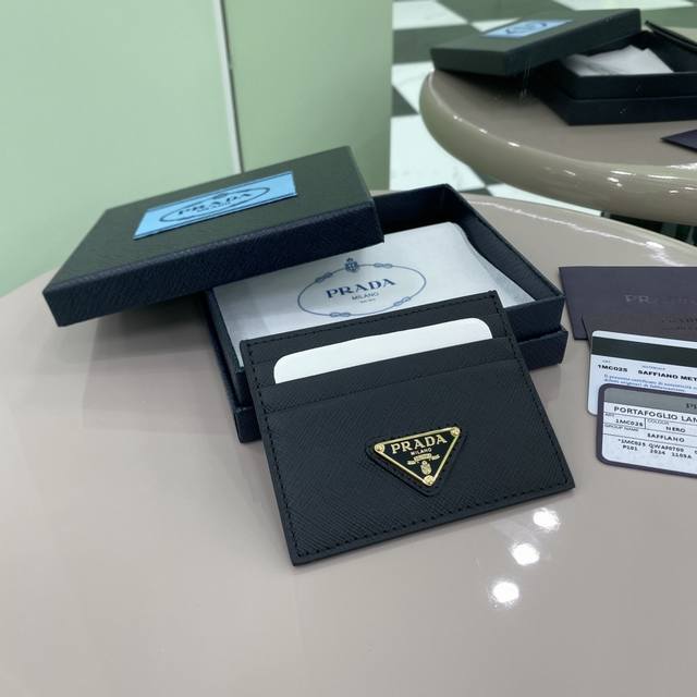 顶级原单 Prada新款卡包专柜最新款式，简单时尚，官网同步，正品开发，型号1Mc025，内码164代工码 Saffiano皮革醒目的纹理赋予此款时尚简约的卡片