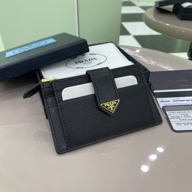 顶级原单 Prada爆款女士卡包专柜最新款式，官网同步，正品开发，型号1Mc038，164代工码这款精美的卡片夹结合光滑皮革和Saffiano皮革细节。Saff
