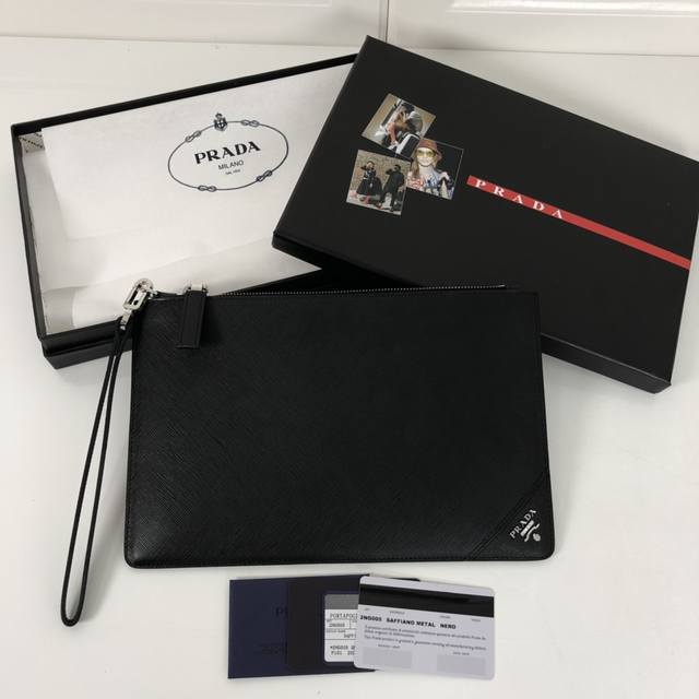 P家经典男士手包，型号2Ng005，原单品质，进口十字纹制作，一个拉链夹层，一个内袋，六个卡位插袋，尺寸28×18Cm，实物拍摄，所见即所得