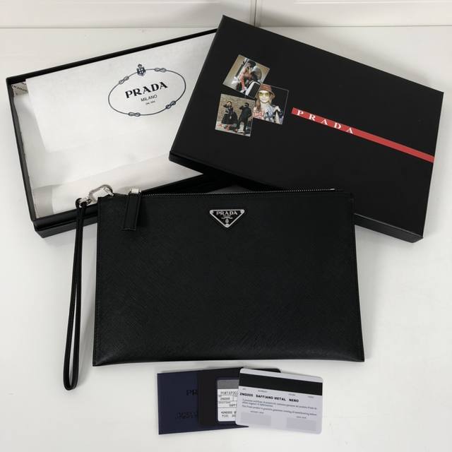 P家经典男士手包，型号2Ng005，原单品质，进口十字纹制作，一个拉链夹层，一个内袋，六个卡位插袋，尺寸28×18Cm，实物拍摄，所见即所得