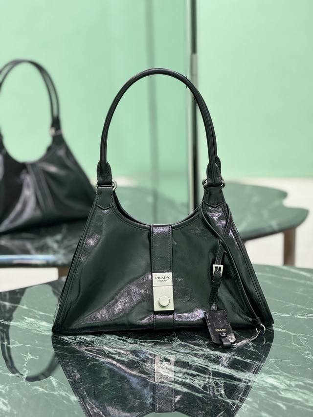 春夏新款 这款走秀款采用进口油腊皮，顶级五金，前幅配有插扣锁开合，容量空间大，又可手提又可肩背。 尺寸：长30.5X高17.5X底9Cm 款号：1Bg563