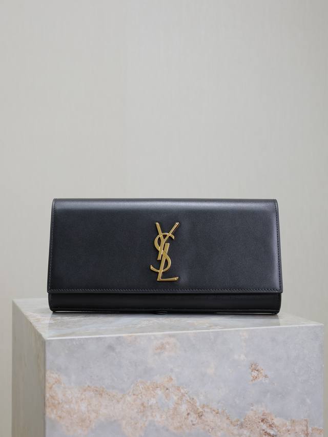 黑色金扣平纹 Classic Kate_手包 经典翻盖手拿包极具代表性的金属Logo标志，进口南非牛皮，简单的金属装饰，整体低调精致又百搭，手拿包夹在手臂下Or