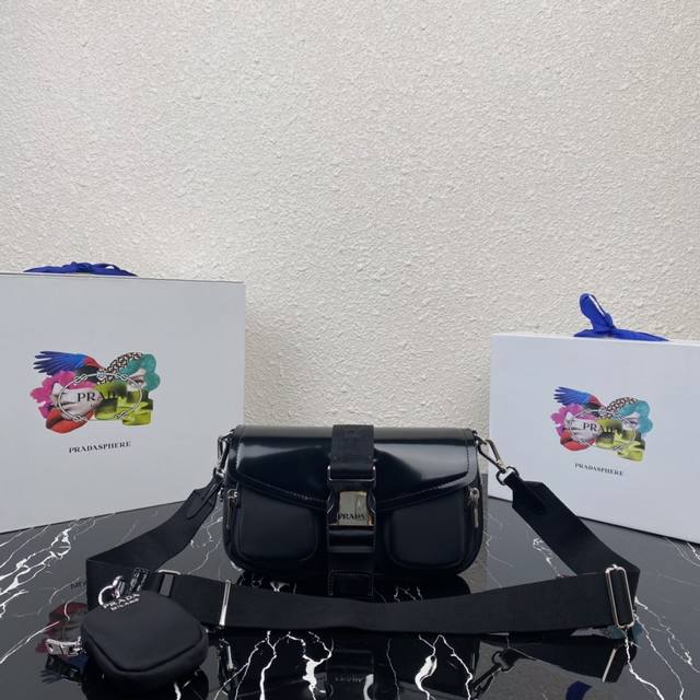 顶级原单 新款1Bd295这款尼龙和亮面皮革单肩包颇具精致魅力和科技细节。单肩包配有可调式肩带、雕刻式徽标旁开扣和Re-Nylon再生尼龙衬里。Re-Nylon