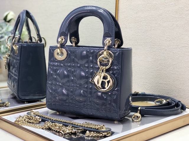 三格丹宁蓝 Classic Lady戴妃包,人手一个必备的三格小包。迷人优雅又气场十足,斜挎手拎也是女人味十足,经典时尚风格。Ins和众多时尚Icon都人手一个 三格丹宁蓝 Classic Lady戴妃包,人手一个必备的三格小包。迷人优雅又气场十足,斜挎手拎也是女人味十足,经典时尚风格。Ins和众多时尚Icon都人手一个