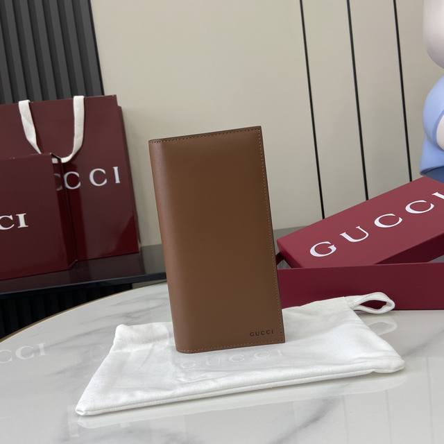 配全套原厂红盒包装 新品 Gg Emblem系列以创意设计和创新功能焕新诠释经典图案，匠心缔造未来数年的珍藏之选。这款长款钱包以棕色光面牛皮革匠心打造，内部巧妙