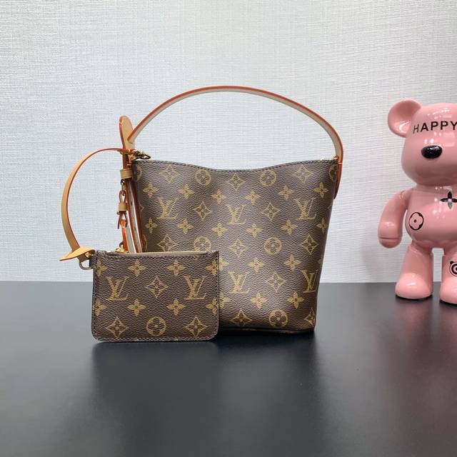 款号：M12925， 本款 All In Bb 手袋为 Monogram 帆布搭配亮泽金属件，以标志性挂锁和名牌彰显经典格调。可调节肩带延续品牌制箱传承，皮革肩