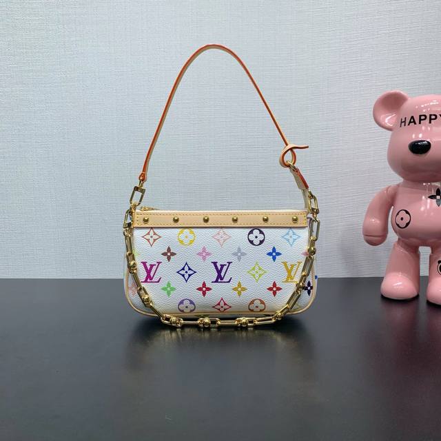 款号：M13404 本款 Pochette Accessoires 手袋取材涂层帆布，以缤纷 Monogram 图案演绎路易威登 X 村上隆跨界合作系列的灵动格