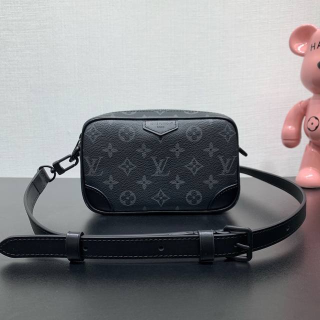 款号：M14253 本款 TrocadéRo 迷你手袋取材 Monogram Eclipse 涂层帆布，搭配牛皮革饰边和深色金属件，尽显沉稳风范。轻启拉链即现紧