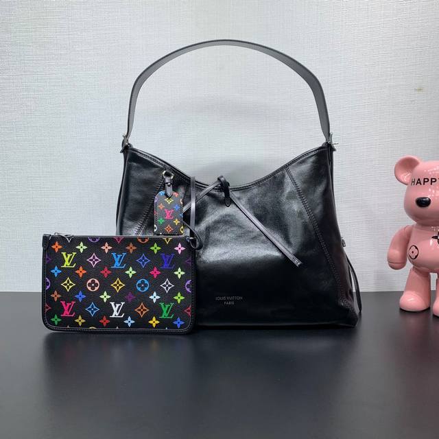 款号：M13105， 本款 Carryall Vibe 手袋取材柔软羊皮革，为贴身构型融入牛皮革饰边和可拆卸内袋，可轻松收纳智能手机等日常所需。缤纷 Monog