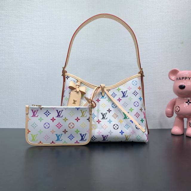 款号：M13661 本款 Carryall 小号手袋出自路易威登 X 村上隆再版系列，为 Monogram 涂层帆布巧妙融入日本艺术家的明丽色调。牛皮革饰边勾勒