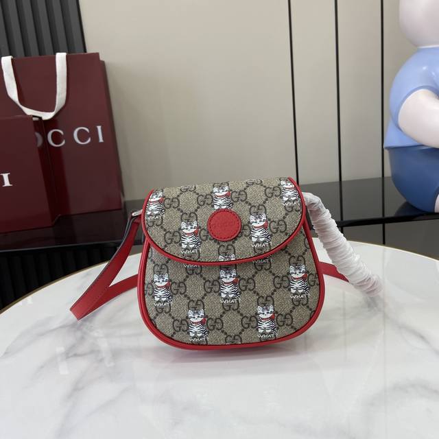 配全套原厂红盒包装 新品 画家Naon Jeong从日常生活和本土文化中汲取灵感，创作出趣意十足且充满怀旧气息的设计。她将小猫印花和其他趣味图案与品牌名称糅为一