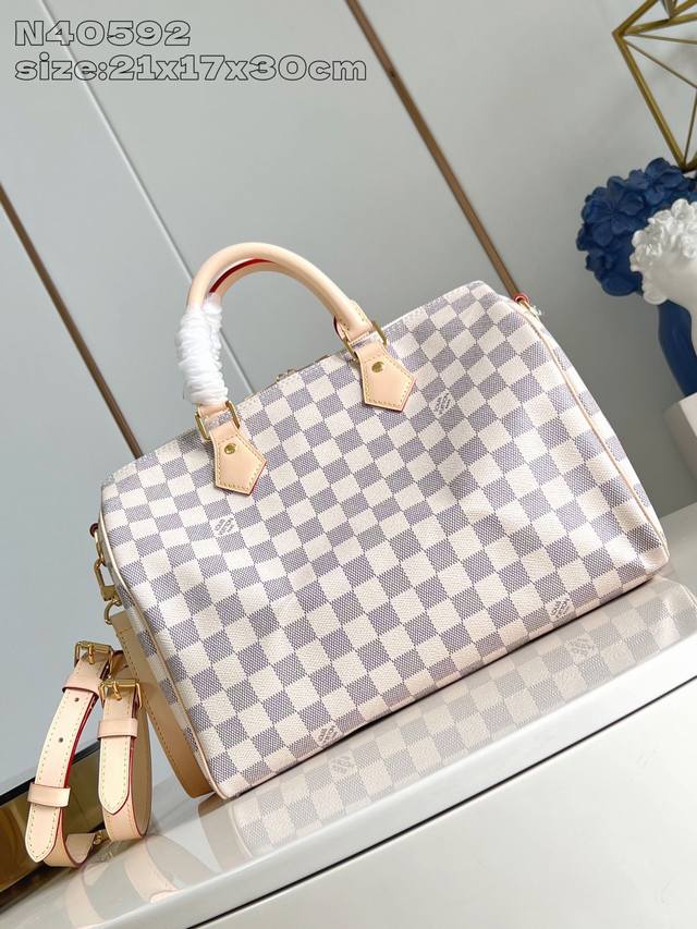 出厂价 顶级原单 N40592白格 Speedy 系列手袋原为旅行者而设计，借由此名致敬 1930 年代蓬勃发展的捷运系统。此款 Speedy Bandouli