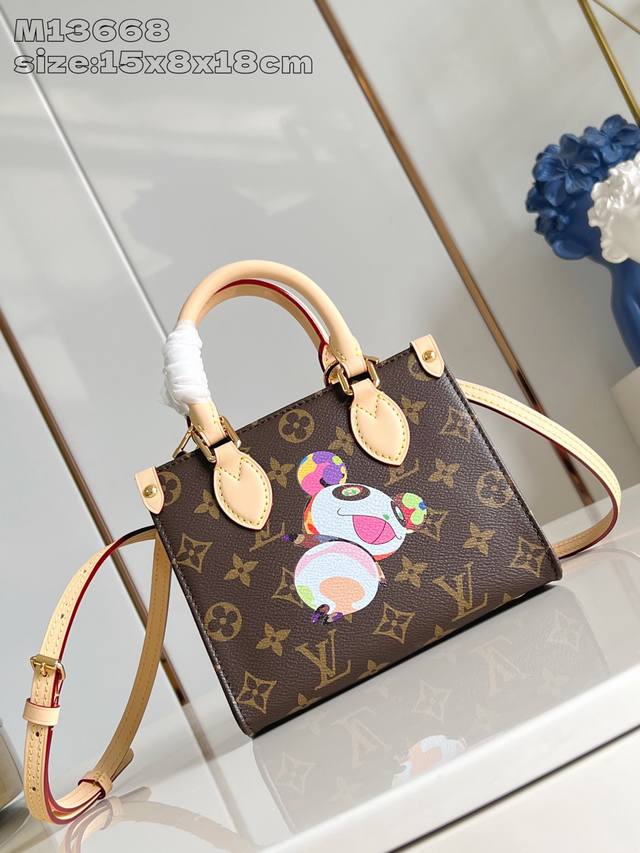 出厂价 顶级原单 M13668 路易威登 X 村上隆再版系列以玩味笔触演绎 Onthego 手袋的玲珑版本。Monogram 帆布与牛皮革奠定品牌经典格调，村上