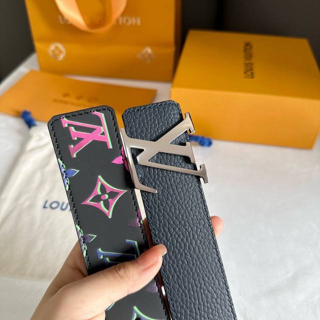 原单精品新款同步，立体构成丝印小牛皮，双面使用 Lv路易威登男士 宽度4.0 Cm 简单大方 精品五金 双面进口皮 佩戴效果非常不错 送礼自用最佳推荐