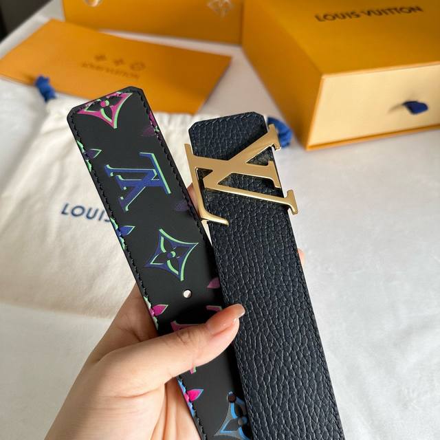 原单精品新款同步，立体构成丝印小牛皮，双面使用 Lv路易威登男士 宽度4.0 Cm 简单大方 精品五金 双面进口皮 佩戴效果非常不错 送礼自用最佳推荐