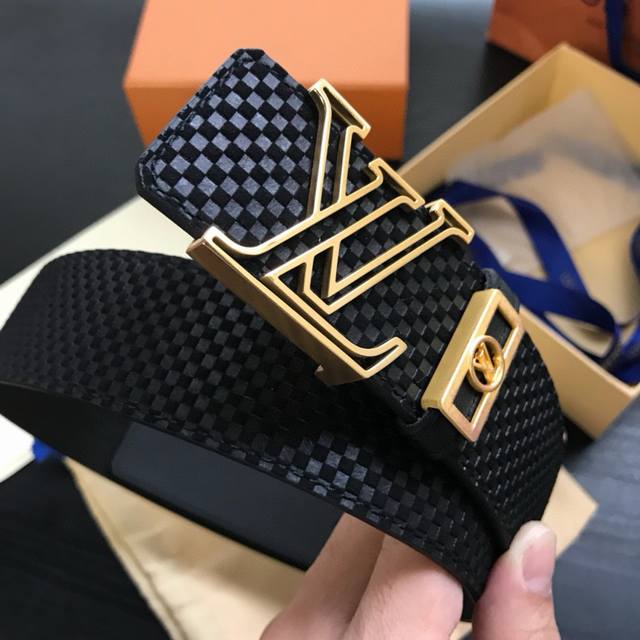 配送正版礼品包装，顶级货。L家正版开模官网同步精品，高端定制专供，镂空精品钢扣锻造，18K真空电镀打磨 清晰编码Logo刻印，，原单绒面小米格与水波纹。看图看细