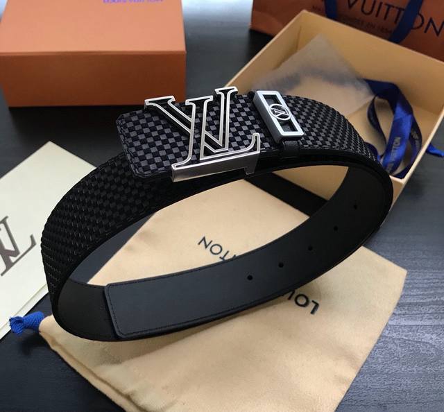 配送正版礼品包装，顶级货。L家正版开模官网同步精品，高端定制专供，镂空精品钢扣锻造，18K真空电镀打磨 清晰编码Logo刻印，，原单绒面小米格与水波纹。看图看细