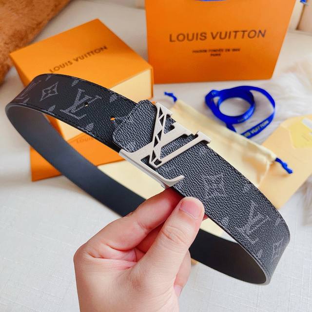 Lv路易威登原单专柜精品钢扣，真空电镀，工艺精细 ，原版印花原版牛皮，质感超赞，手感柔