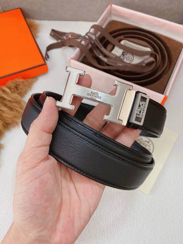 配官网正品包装，爱马仕新款 鲨鱼纹压花进口皮，真皮包边高端精工细作，纯钢自动扣系列，新款皮纹意大利进口皮料精选。真空电镀五金扣件，无瑕疵打磨，厚实皮料质感超赞，