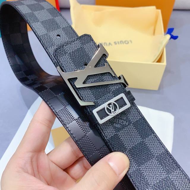 新款同步 Lv路易男士 原单宽度4.0 Cm 双面带身原单针纹皮棋盘格压花搭配,简单大方 精品五金 进口皮 佩戴效果非常不错 送礼自用最佳推荐 新款同步 Lv路易男士 原单宽度4.0 Cm 双面带身原单针纹皮棋盘格压花搭配,简单大方 精品五金 进口皮 佩戴效果非常不错 送礼自用最佳推荐