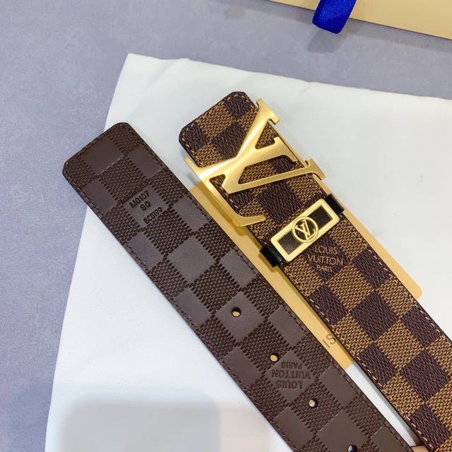 新款同步 Lv路易男士 原单宽度4.0 Cm 双面带身原单针纹皮棋盘格压花搭配，简单大方 精品五金 进口皮 佩戴效果非常不错 送礼自用最佳推荐