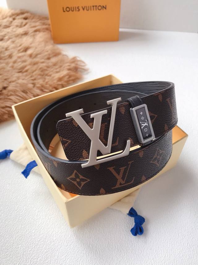 配图片正品包装，Lv路易威登正版同步经典版型字母纯钢扣，版型高档时尚，水波纹配老花原版皮，看工艺皮质即知，双面可用，精细打磨五金扣件，好货上手即知， 制作工艺考