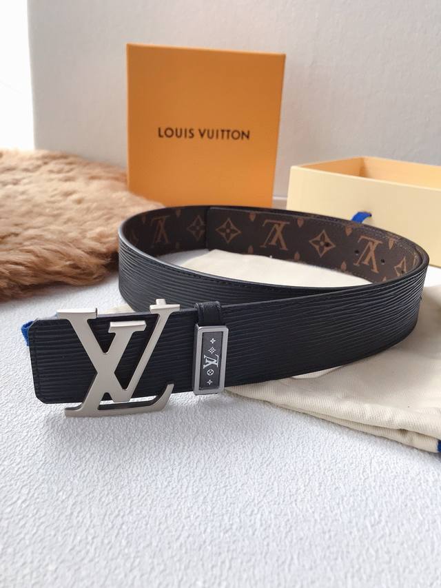 配图片正品包装，Lv路易威登正版同步经典版型字母纯钢扣，版型高档时尚，水波纹配老花原版皮，看工艺皮质即知，双面可用，精细打磨五金扣件，好货上手即知， 制作工艺考