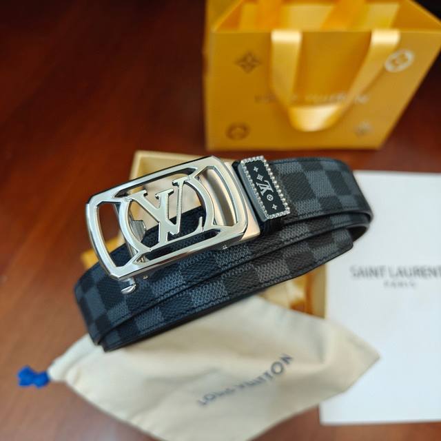 Lv路易威登高端私货专供，正版开模 此款腰带采用意大利原厂定制原厂皮料带身 修边新款精密电镀标志性纯钢自动扣 对版专柜足宽3.4Cm 实物拍摄，品质保真