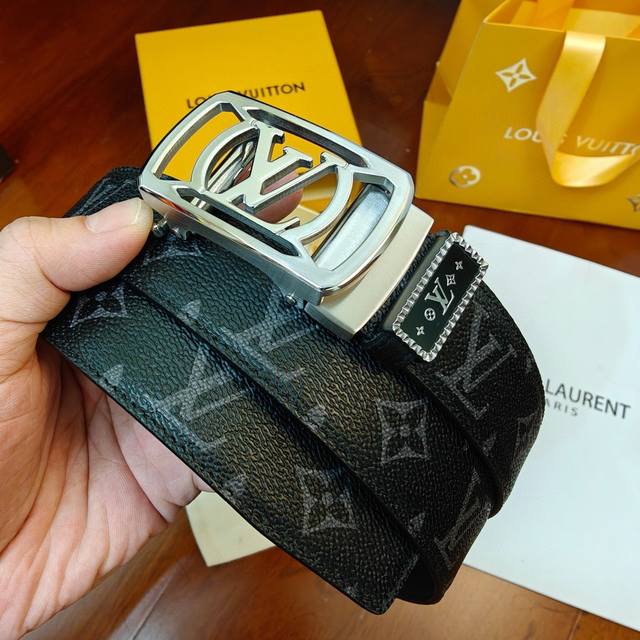 Lv路易威登高端私货专供，正版开模 此款腰带采用意大利原厂定制原厂皮料带身 修边新款精密电镀标志性纯钢自动扣 对版专柜足宽3.4Cm 实物拍摄，品质保真