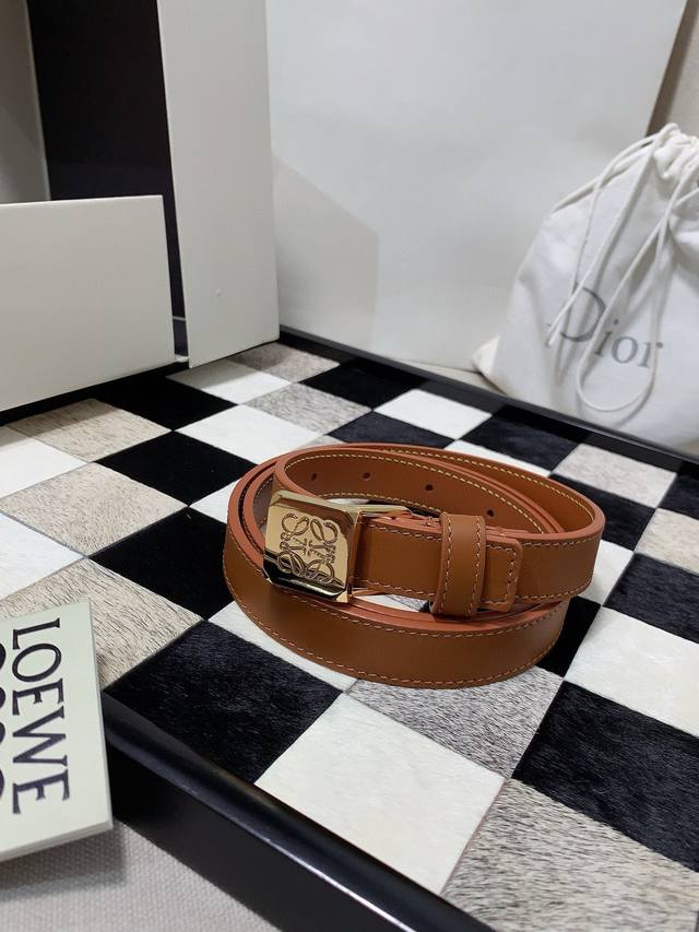 罗意威原单对版开模光滑牛皮革窄版腰带,配有 Anagram 挂锁针扣,宽度2.0Cm 罗意威原单对版开模光滑牛皮革窄版腰带,配有 Anagram 挂锁针扣,宽度2.0Cm