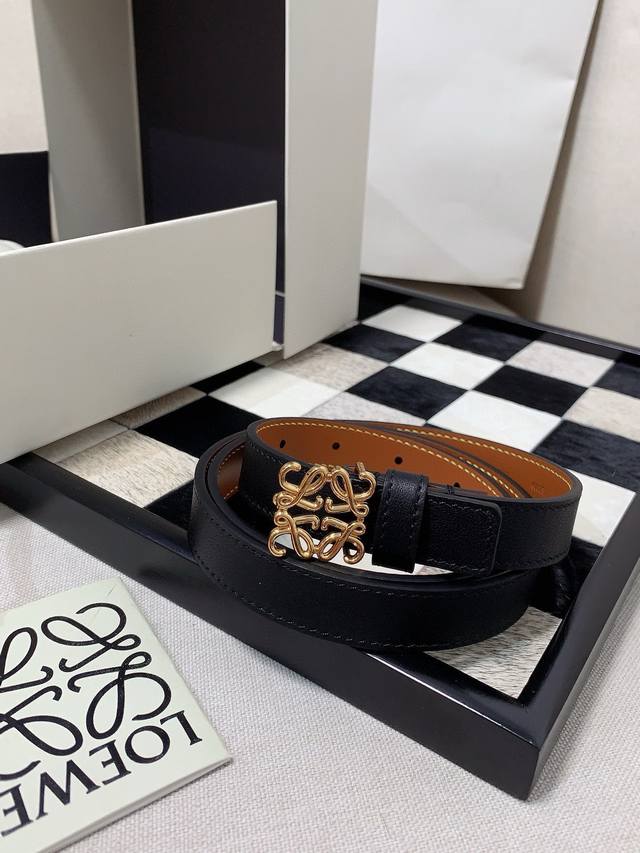 罗意威原单对版开模光滑牛皮革窄版腰带，配有 Anagram 挂锁针扣，宽度2.0Cm