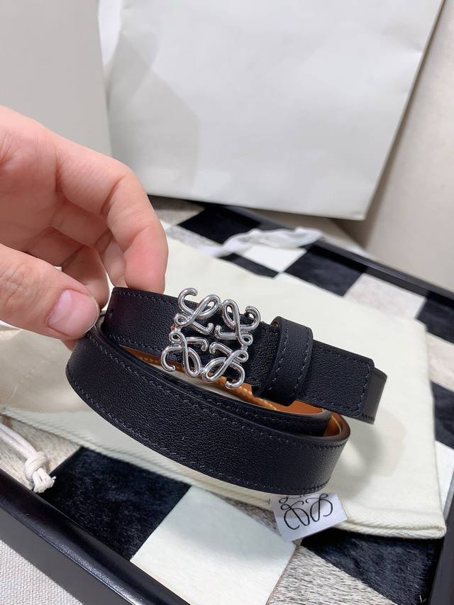 罗意威原单对版开模光滑牛皮革窄版腰带，配有 Anagram 挂锁针扣，宽度2.0Cm