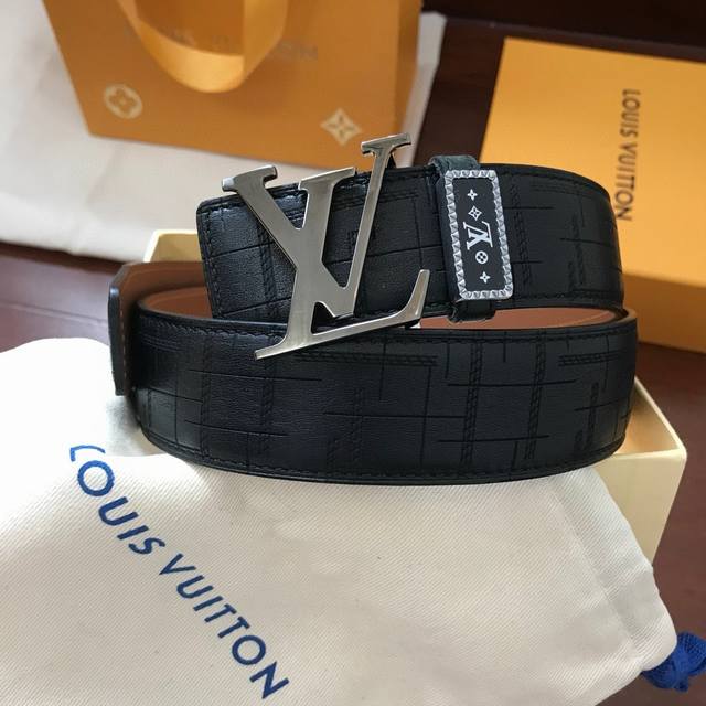 Lv路易威登，配正版包装意大利进口皮，皮感油性无可挑剔，柔软鹿皮纹搭配横条纹底皮，精品纯钢扣，看货看品质带宽3.8Cm，对版对货，全套包装！市场高版本！