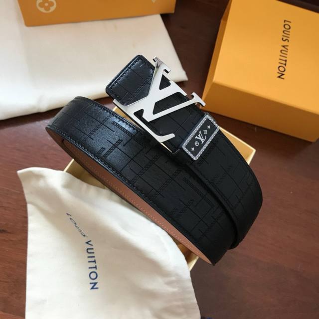 Lv路易威登，配正版包装意大利进口皮，皮感油性无可挑剔，柔软鹿皮纹搭配横条纹底皮，精品纯钢扣，看货看品质带宽3.8Cm，对版对货，全套包装！市场高版本！