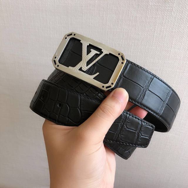 原单新款，L家专柜精品钢扣，真空电镀，工艺精细，双面牛皮、质感超赞，手感柔软，宽度3.8Cm