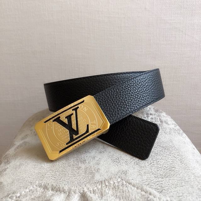 原单新款，Lv路易威登专柜精品钢扣，真空电镀，工艺精细，双面头层荔枝纹牛皮、质感超赞，手感柔软，宽度4.0Cm