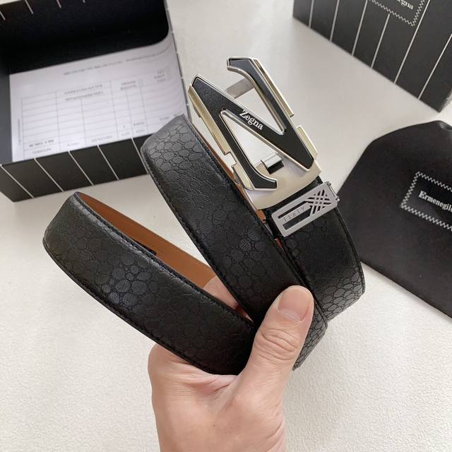 杰尼亚新款同步。配正版包装意大利进口皮,皮感油性无可挑剔,柔软鹿皮纹搭配酒红色横条纹底皮,精品自动钢扣,看货看品质带宽3.4Cm,对版对货,全套包装!市场高版本 杰尼亚新款同步。配正版包装意大利进口皮,皮感油性无可挑剔,柔软鹿皮纹搭配酒红色横条纹底皮,精品自动钢扣,看货看品质带宽3.4Cm,对版对货,全套包装!市场高版本