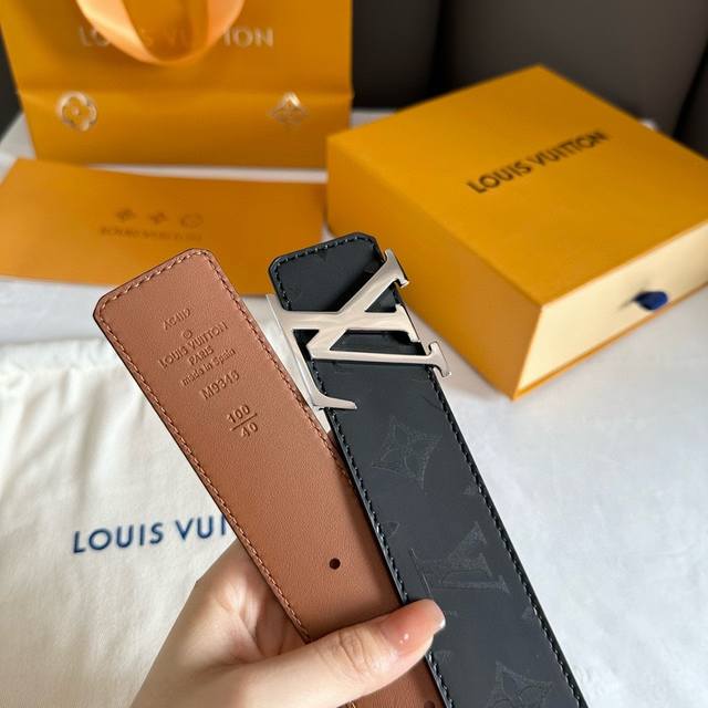 原单品质原厂定制皮料，非市场皮料，双面使用 Lv路易威登男士 宽度4.0 Cm 简单大方 精品五金 双面进口皮 佩戴效果非常不错 送礼自用最佳推荐