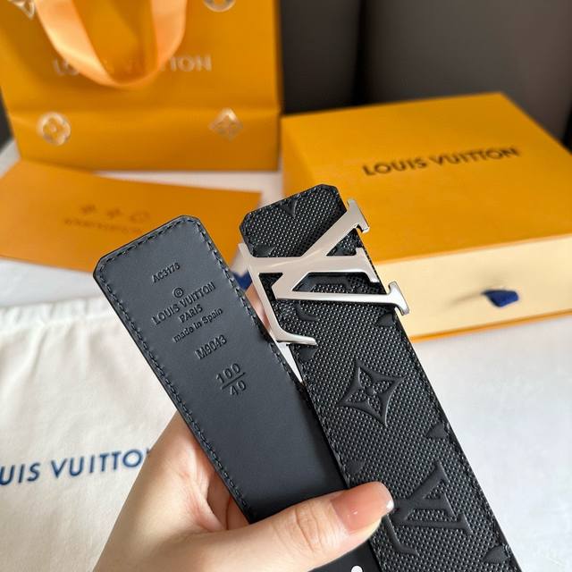 原单品质原厂定制皮料，非市场皮料，双面使用 Lv路易威登男士 宽度4.0 Cm 简单大方 精品五金 双面进口皮 佩戴效果非常不错 送礼自用最佳推荐