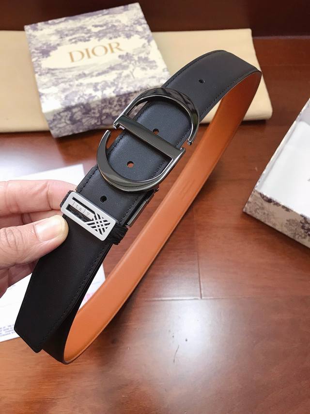 Cd迪奥高端原单精品，正版新款，官网同步，配送专柜正版包装，精品旋转镀钯扣，深度腐蚀Logo，对版开模复刻，双面进口头层牛皮拼色定制，专柜可对版，看纹路看做工，