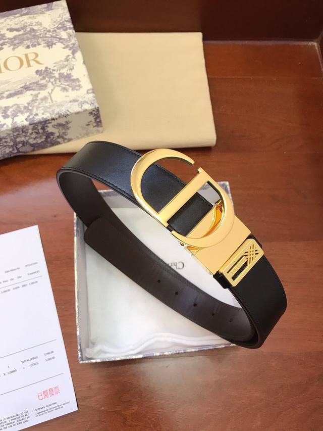 Cd迪奥高端原单精品，正版新款，官网同步，配送专柜正版包装，精品旋转镀钯扣，深度腐蚀Logo，对版开模复刻，双面进口头层牛皮拼色定制，专柜可对版，看纹路看做工，