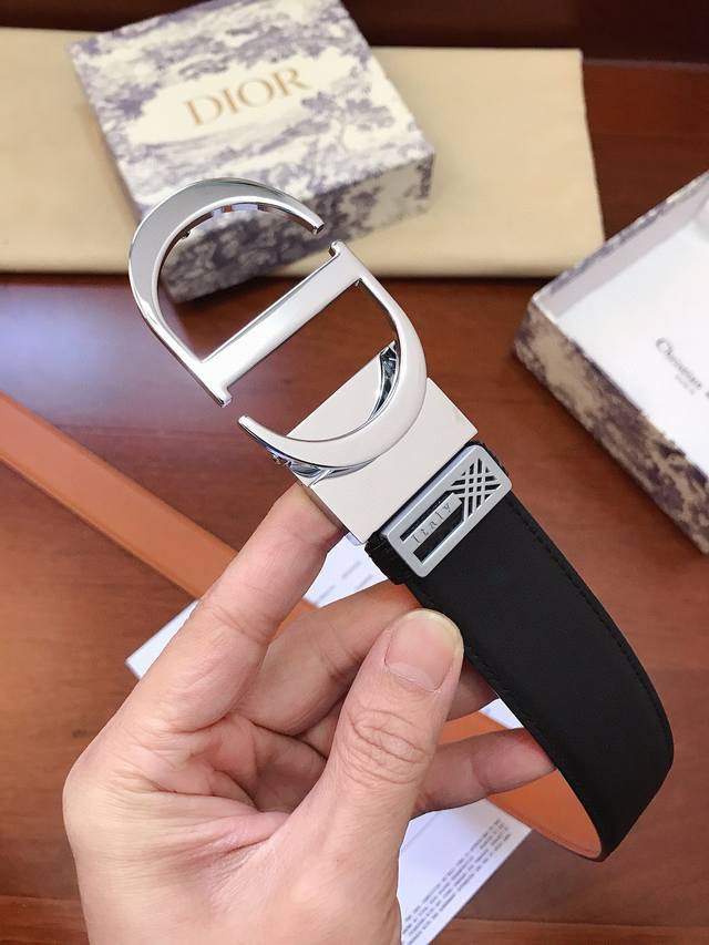 Cd迪奥高端原单精品，正版新款，官网同步，配送专柜正版包装，精品旋转镀钯扣，深度腐蚀Logo，对版开模复刻，双面进口头层牛皮拼色定制，专柜可对版，看纹路看做工，