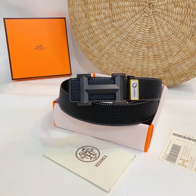 配正版包装，爱马仕正版同步精品纯钢扣，小鳄鱼纹版型高档时尚，看工艺即知，镀钯电镀五金扣件，双面进口皮料，好货上手即知， 制作工艺考究 媲美正品无压力 ，宽度3.