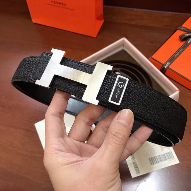 配正版包装，爱马仕Hermes正版同步精品纯钢扣，版型高档时尚，荔枝纹双面原厂皮质，菲利斯底皮，双面可用，看工艺皮质即知，精细打磨五金扣件，好货上手即知， 制作
